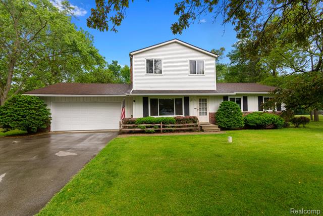 front view picture of 4327 Lancashire Ln, Milford, MI. 48380