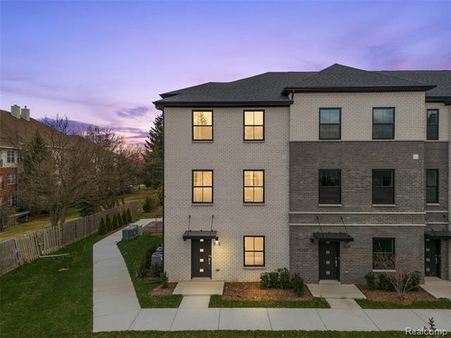 front view picture of 2805 Summers Place, Troy, MI. 48084