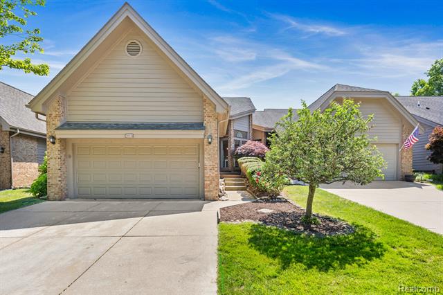 front view picture of 29615 Meadowridge, Farmington, MI. 48334