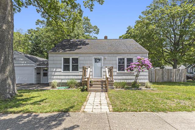 front view picture of 488 Roberts Street, Muskegon, MI. 49442