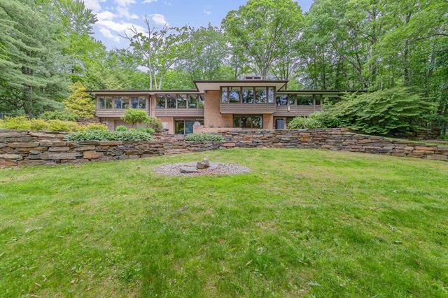 front view picture of 393 Hiawatha Drive, Mount Pleasant, MI. 48858