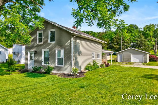 front view picture of 413 W Riverside Drive, Ionia, MI. 48846