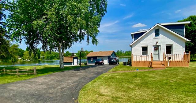 front view picture of 303 S Lemen Street, Fenton, MI. 48430