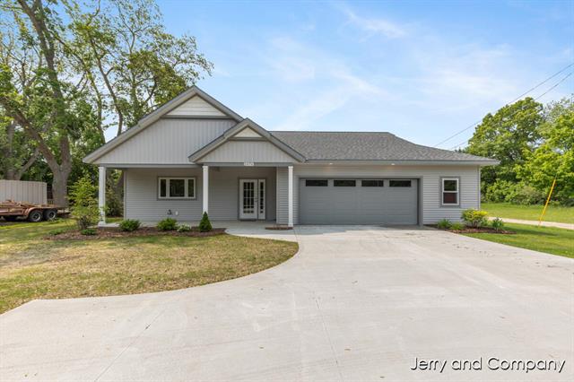 front view picture of 2076 W Lakewood Boulevard, Holland, MI. 49424
