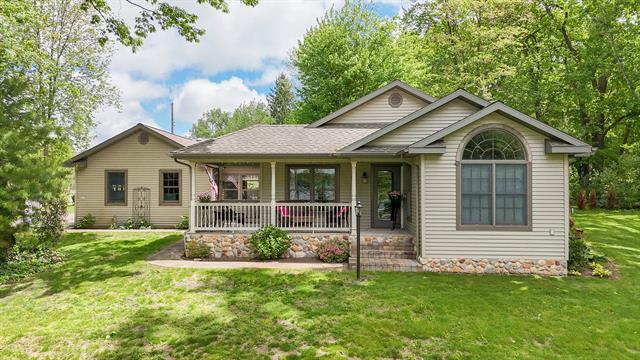front view picture of 31941 Terry Drive, Dowagiac, MI. 49047