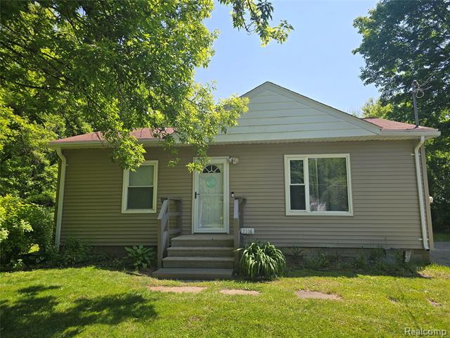 front view picture of 3516 Mills Acres Street, Flint, MI. 48506