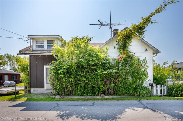 front view picture of 7310 Lakeshore Drive, Newport, MI. 48166