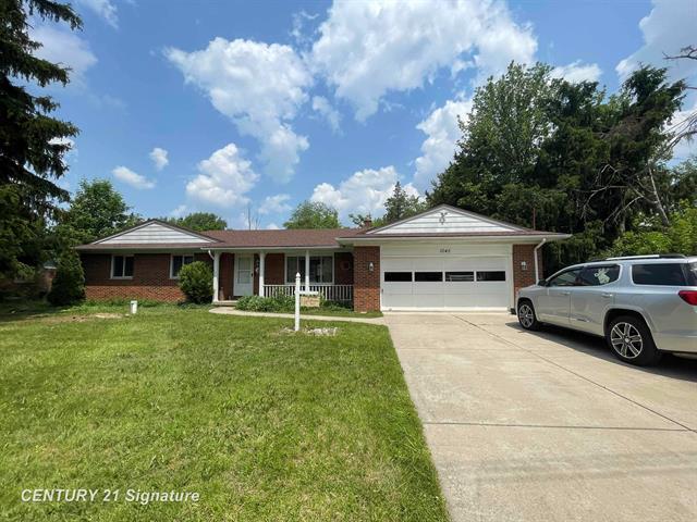 front view picture of 1045 N Pinecrest Lane, Grand Blanc, MI. 48439