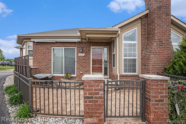 front view picture of 5695 Storrow Court, Warren, MI. 48092