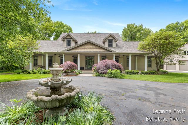 front view picture of 1020 E Woodlawn Avenue, Hastings, MI. 49058
