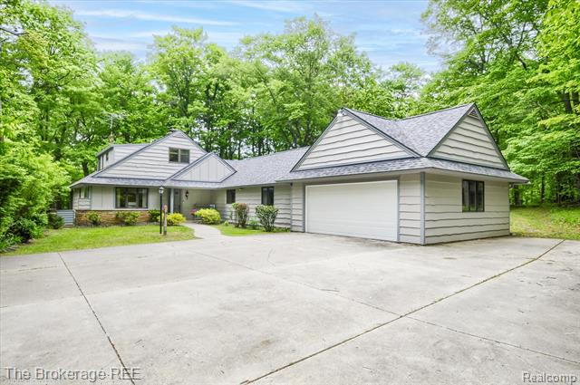 front view picture of 605 Morrish Road, Flushing, MI. 48433