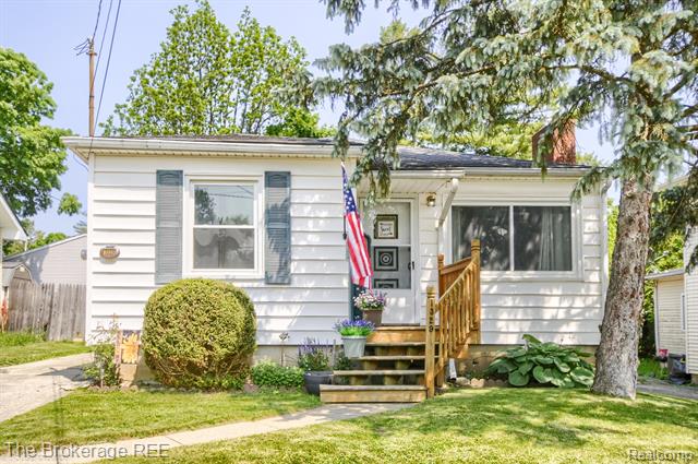 front view picture of 1329 Knight Avenue, Flint, MI. 48503