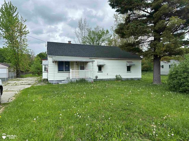 front view picture of 4033 Leith Street, Burton, MI. 48509