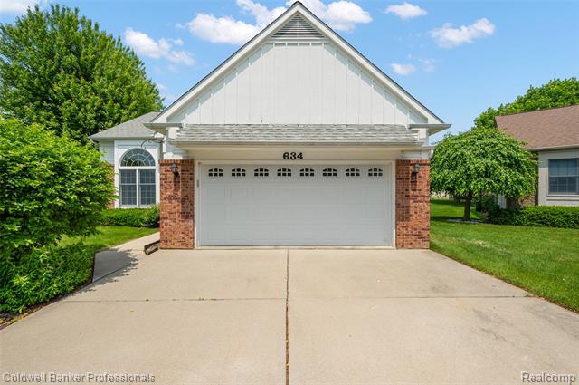 front view picture of 634 Eastway Circle, Lapeer, MI. 48446