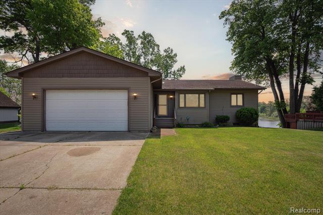 front view picture of 88 W Peterson Drive, Brighton, MI. 48114