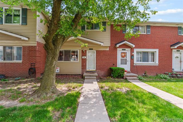 front view picture of 25704 Cambridge Court, Roseville, MI. 48066