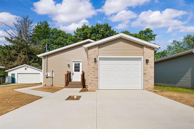 front view picture of 310 Hillview Street, Buchanan, MI. 49107