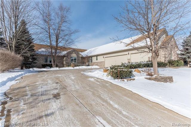 front view picture of 600 Nairn Cir, Highland, MI. 48357