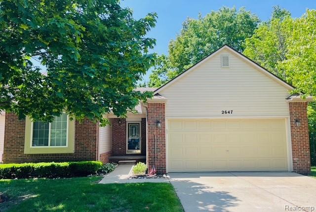 front view picture of 2647 S Moonglow Court, Hartland, MI. 48353