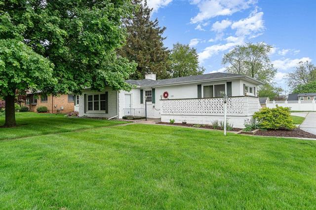 front view picture of 1027 W Superior Street, Alma, MI. 48801