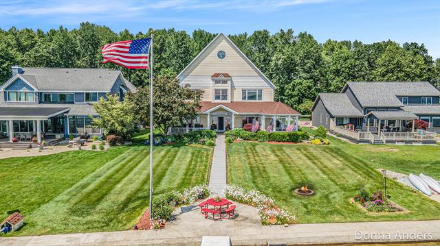 front view picture of 12571 Westwood Lane, Wayland, MI. 49348