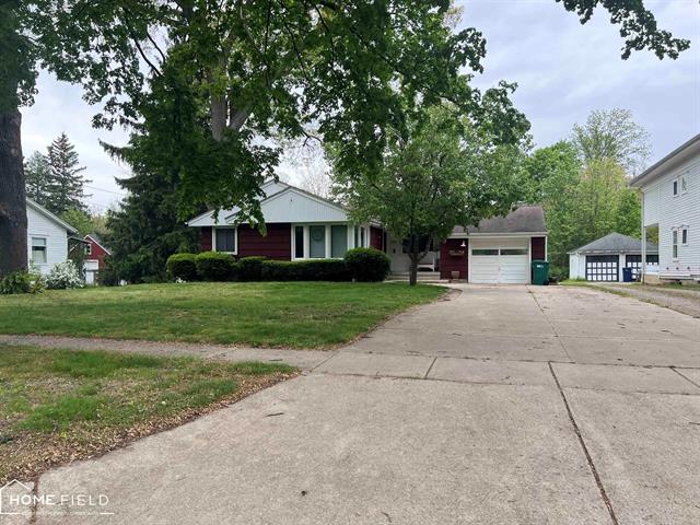 front view picture of 1300 N Washington Street, Owosso, MI. 48867