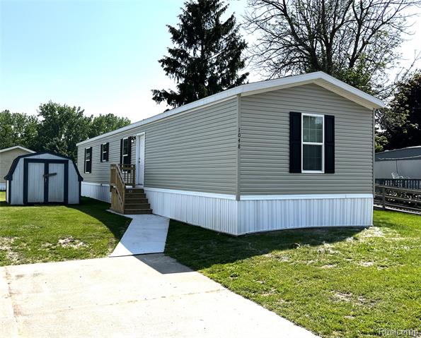 front view picture of 1048 Pheasant Drive, Bay City, MI. 48706