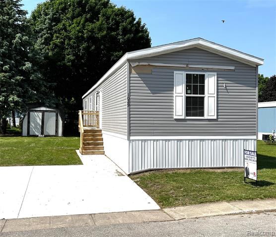 front view picture of 1029 Raven Drive, Bay City, MI. 48706