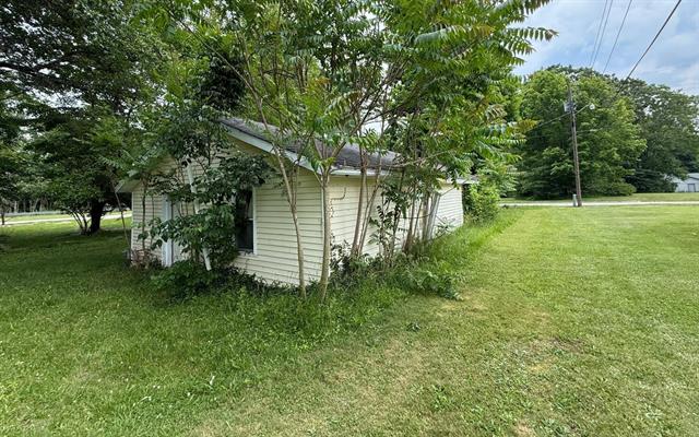 front view picture of 1105 Victory Street, Buchanan, MI. 49107