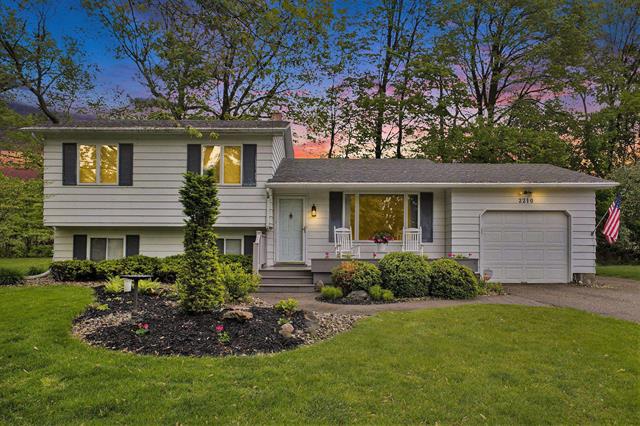 front view picture of 2210 Inglewood Terrace, Owosso, MI. 48867