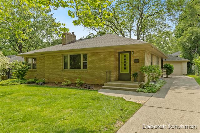 front view picture of 149 Woodside Drive Ne, Grand Rapids, MI. 49503