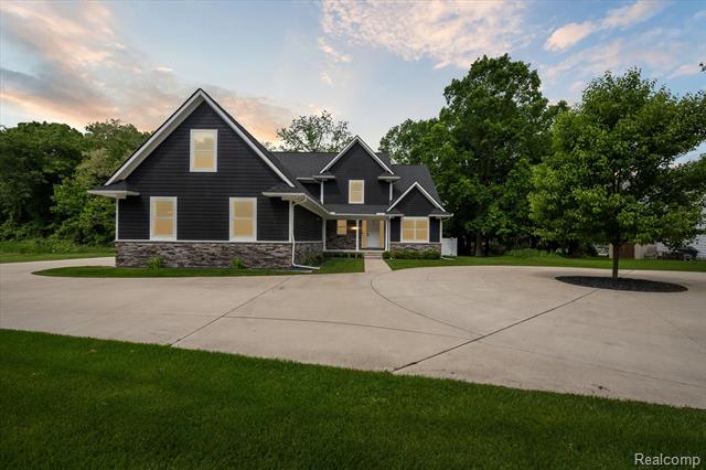 front view picture of 595 Brighton Lake Rd, Brighton, MI. 48116