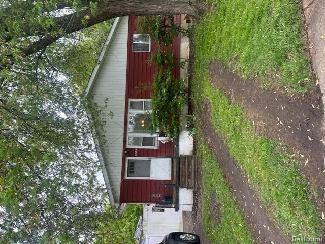 front view picture of 1376 Ready Avenue, Burton, MI. 48529