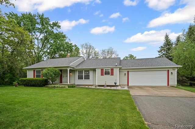 front view picture of 4243 Howe Road, Grand Blanc, MI. 48439