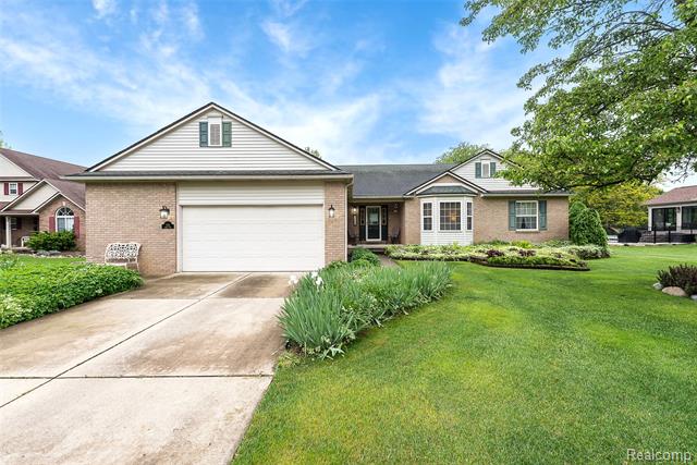 front view picture of 2174 Airway Drive, Brighton, MI. 48114