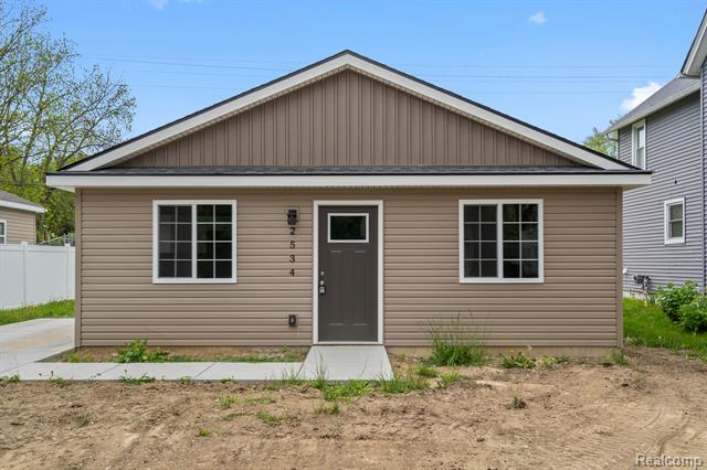 front view picture of 2534 Premont Avenue, Waterford, MI. 48328