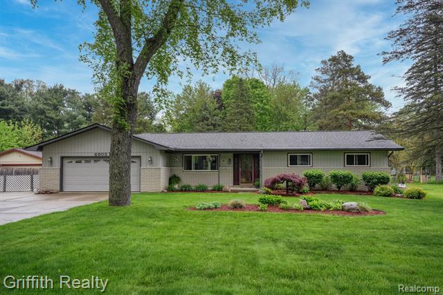 front view picture of 6903 Somerset Drive, Brighton, MI. 48116