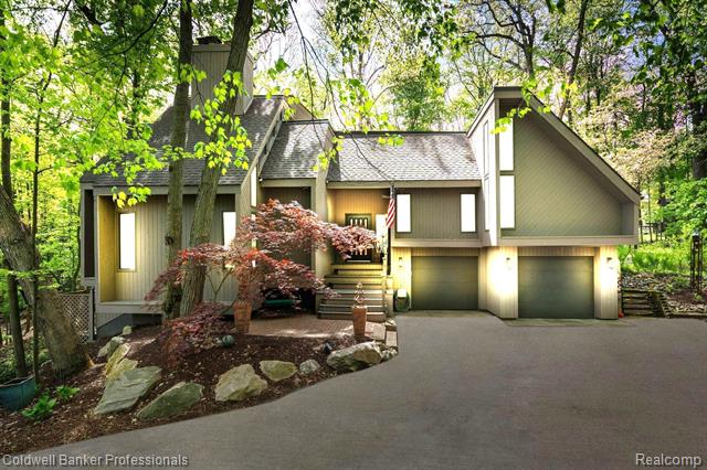 front view picture of 4943 Canyon Oaks Drive, Brighton, MI. 48114