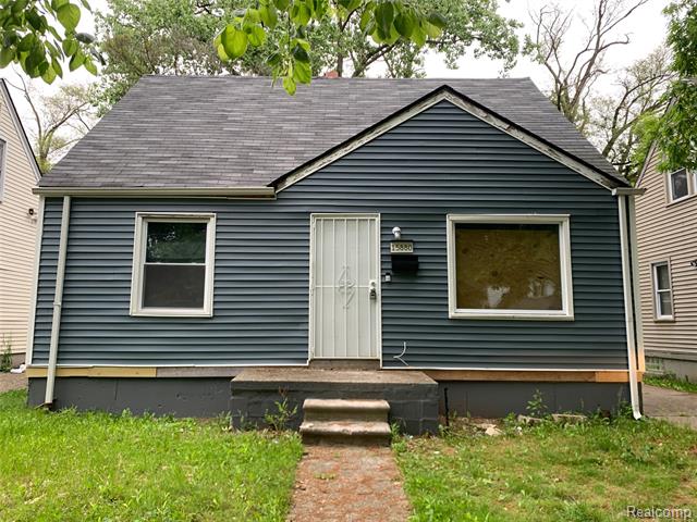 front view picture of 15880 W Parkway Street, Detroit, MI. 48223