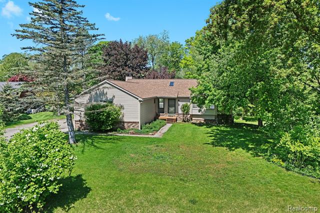 front view picture of 3380 Watersedge Drive, Brighton, MI. 48114