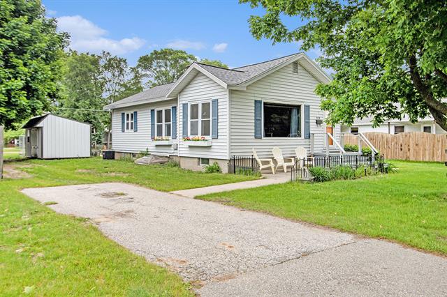 front view picture of 919 Lawndale Street, Ludington, MI. 49431