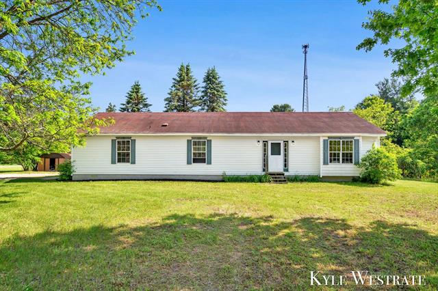 front view picture of 12790 17 Mile Road Ne, Gowen, MI. 49326