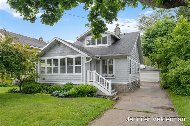 front view picture of 2071 Oakwood Avenue Ne, Grand Rapids, MI. 49505