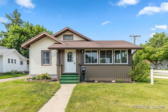 front view picture of 851 Graceland Street Ne, Grand Rapids, MI. 49505