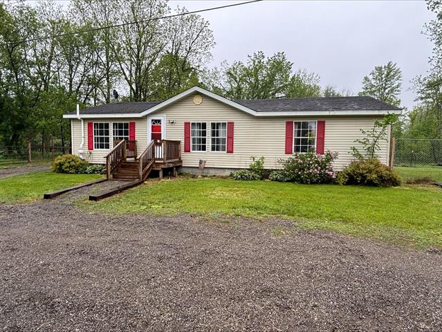 front view picture of 815 Hyatt Street, Eaton Rapids, MI. 48827