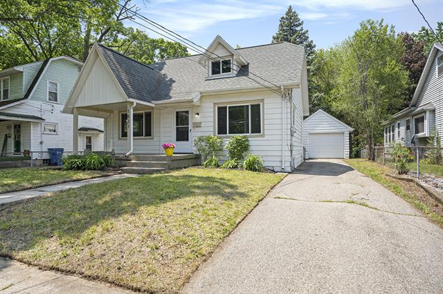 front view picture of 1831 Newark Avenue Se, Grand Rapids, MI. 49507