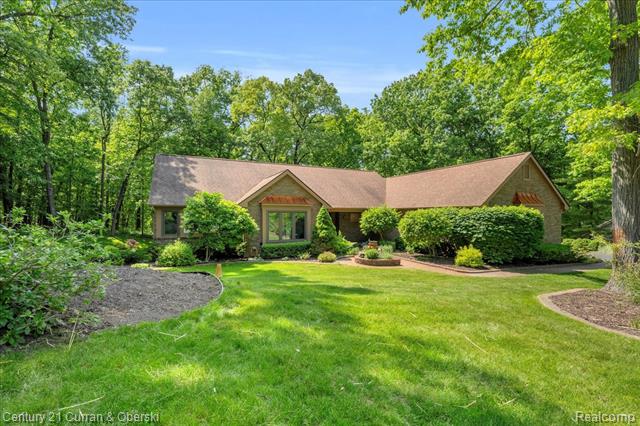 front view picture of 2198 Pine Hollow Trail, Brighton, MI. 48114