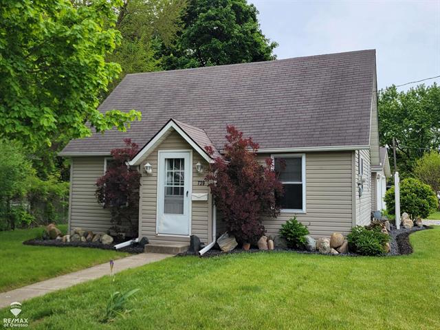 front view picture of 739 Lingle Avenue, Owosso, MI. 48867