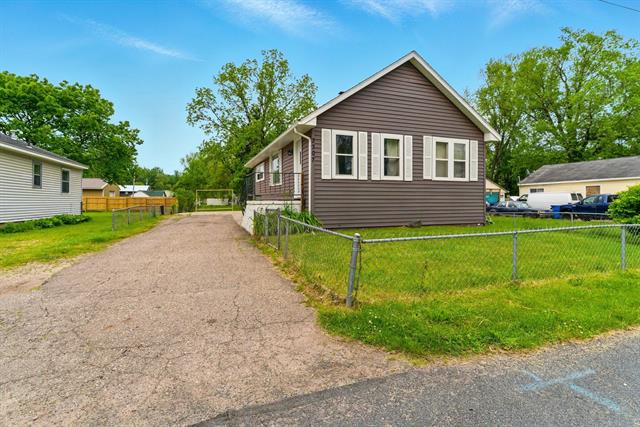 front view picture of 3307 Brookfield Avenue, Kalamazoo, MI. 49048
