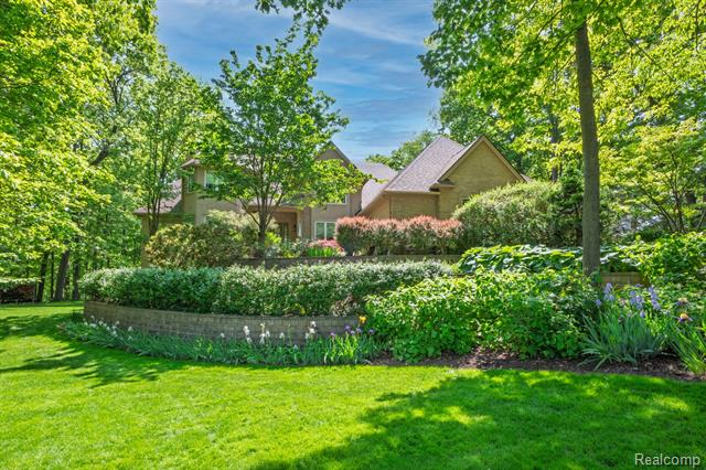 front view picture of 3587 Woodridge Drive, Howell, MI. 48843